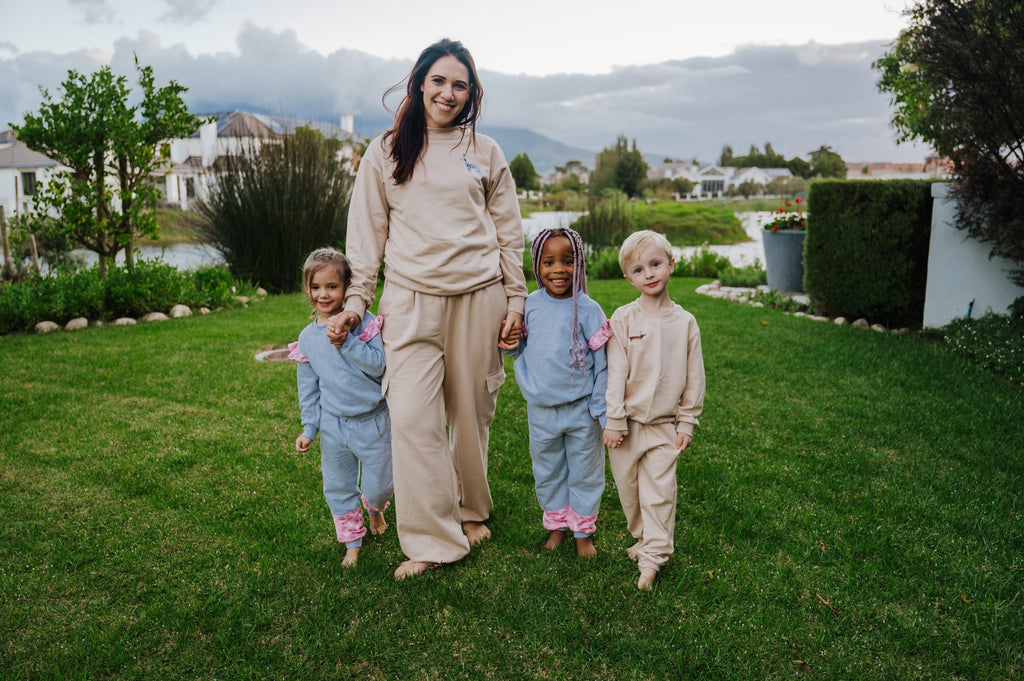 Embroidered Stone Top - Big brown doggo